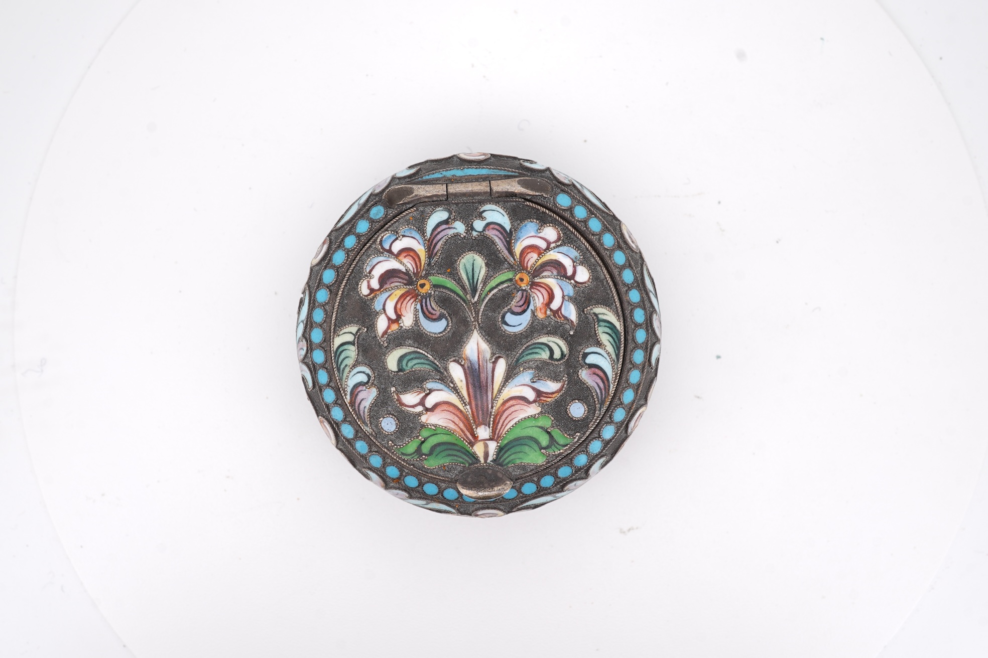 A late 19th/early 20th century Russian 84 zolotnik and polychrome cloisonne enamel circular pill box, diameter 45mm.